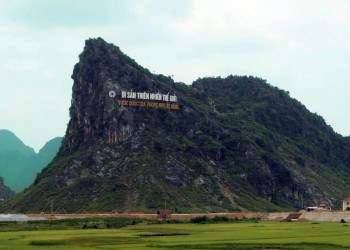 Логотип парка Фонгня-Кебанг на скале – фотографии Вьетнама