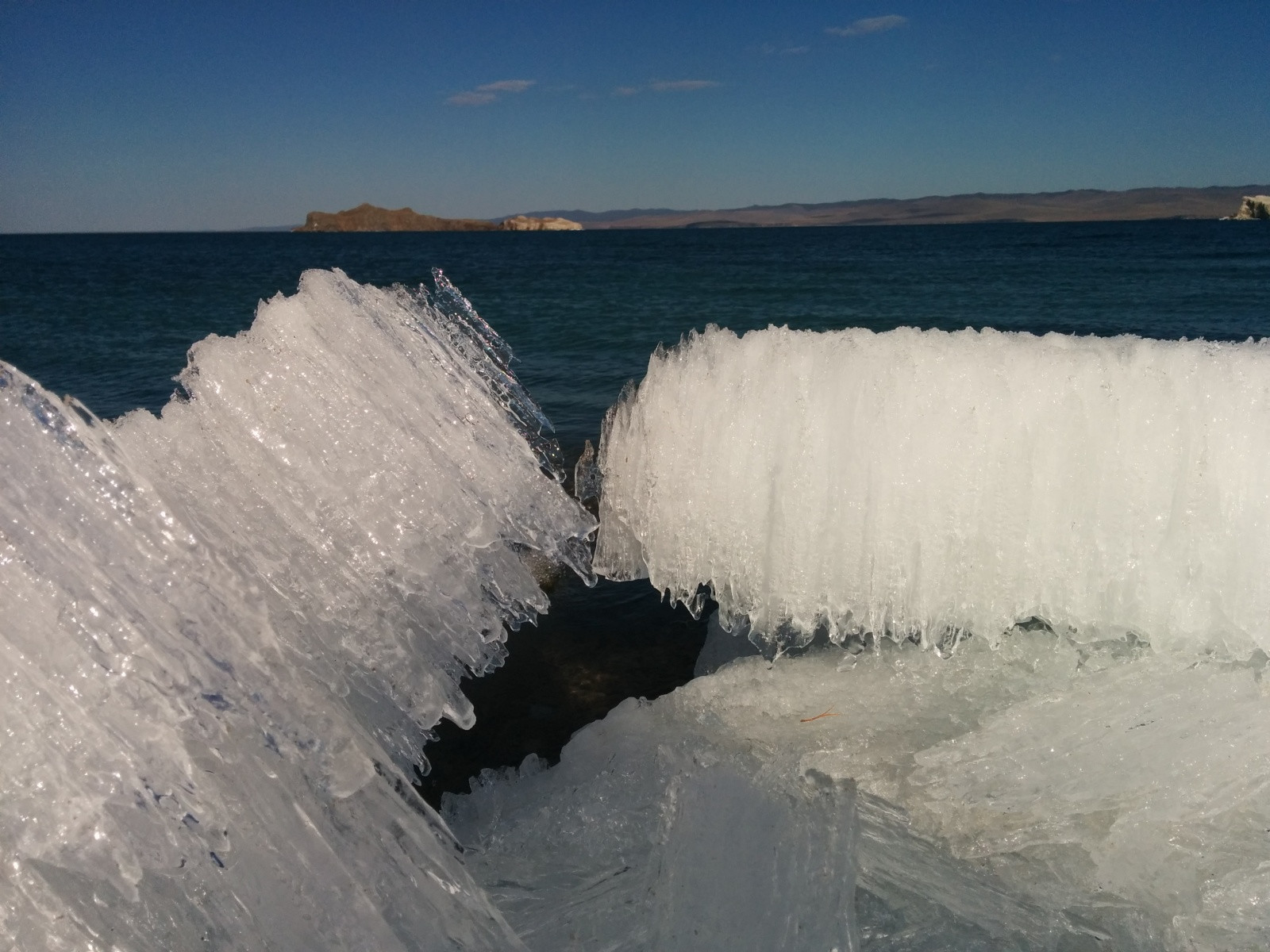 Лёд в мае на мысе Уюга, Байкал – фотографии России