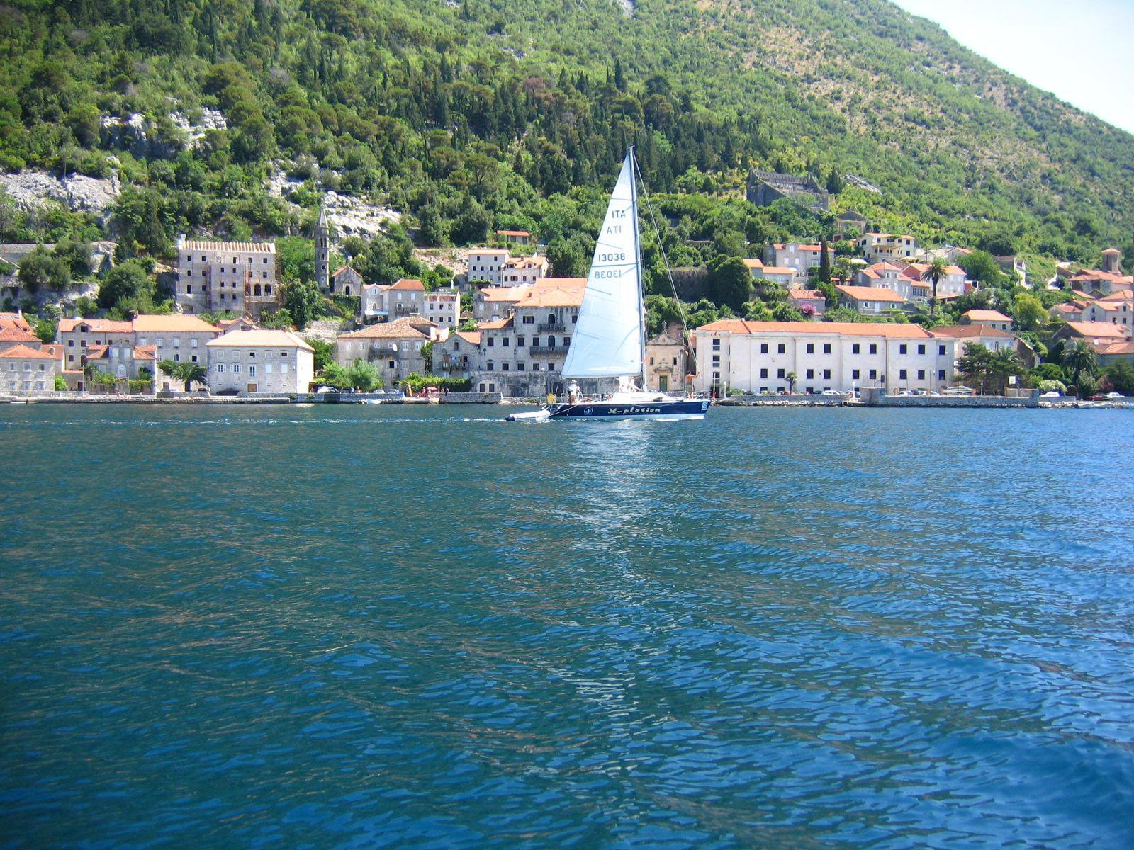 Яхта в Пераст, Черногория – фотографии Черногории