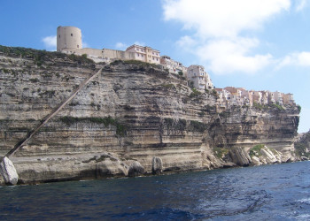 Дома на краю обрыва в Бонифачо, Франция. Фото 6 – фотографии Франции