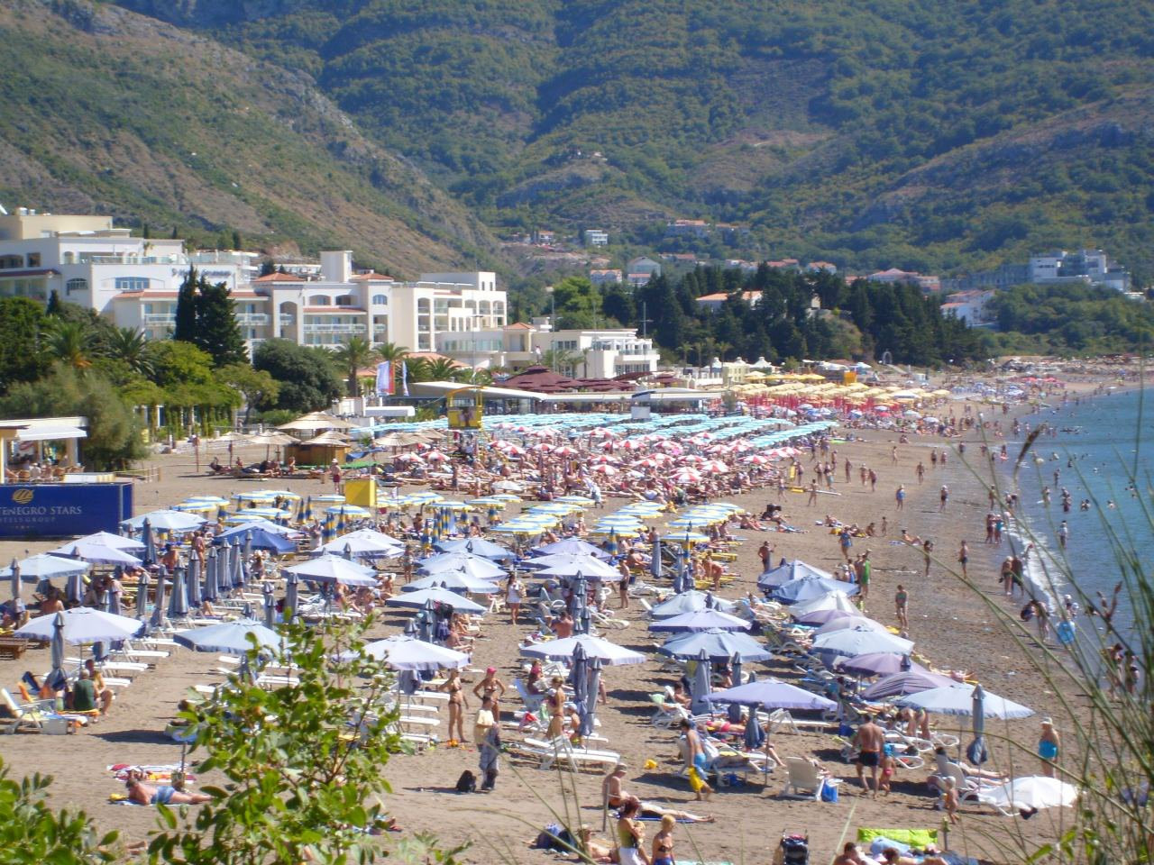 Люди на пляже в Бечичи, Черногория. Фото 4 – фотографии Черногории
