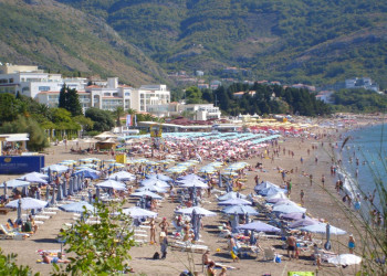 Люди на пляже в Бечичи, Черногория. Фото 4 – фотографии Черногории