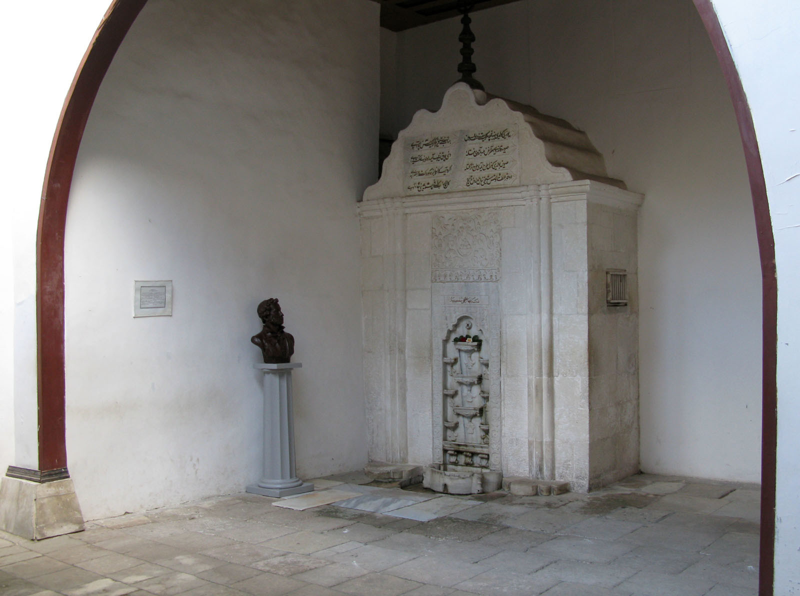 Фонтан слёз в Ханском Дворце, рядом скульптура Пушкина – фотографии России