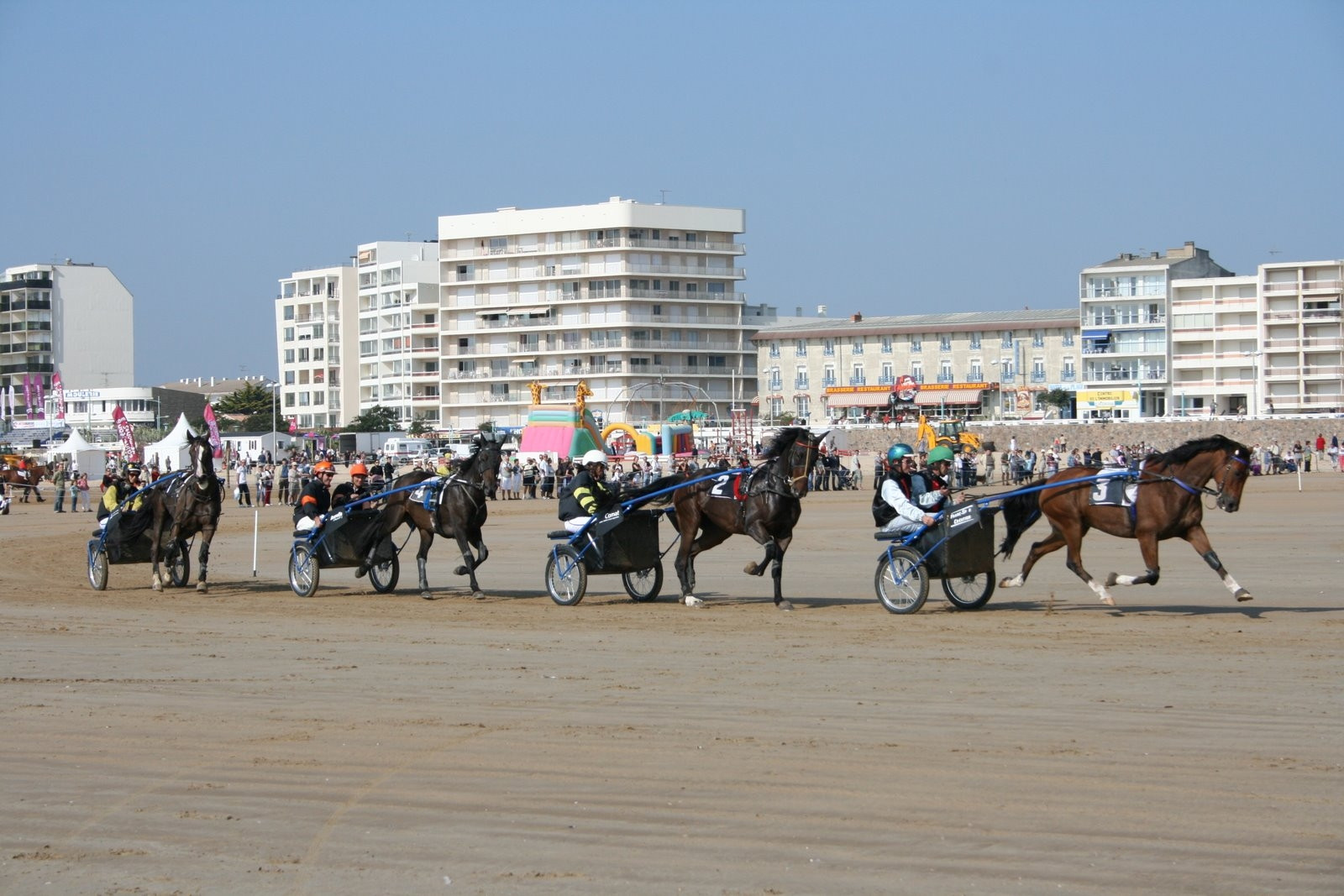 Развлечение на пляже в Сен-Жан-де-Мон, Франция – фотографии Франции