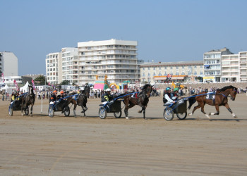 Развлечение на пляже в Сен-Жан-де-Мон, Франция – фотографии Франции