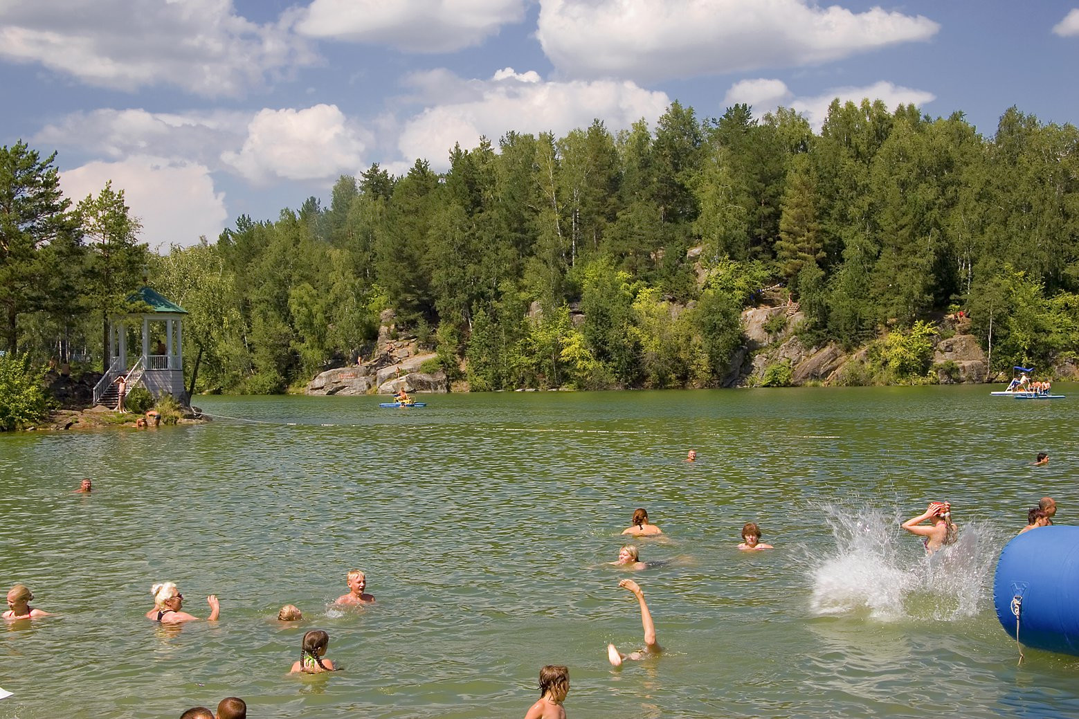 Люди на озере Ая, Россия – фотографии России