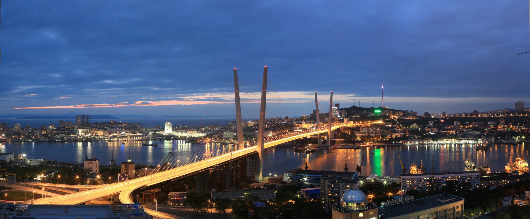 Рисунок Русского моста Владивостока изображён на обороте купюр номиналом в 2000 рублей – фотографии России