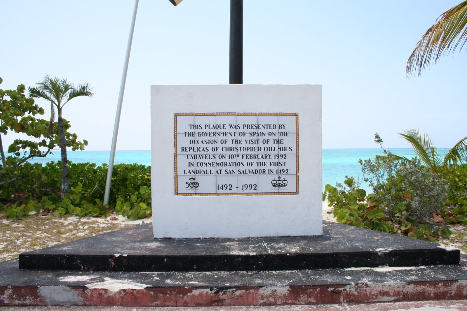 Памятник в Сан Сальвадоре, Багамские острова – фотографии Багамских островов