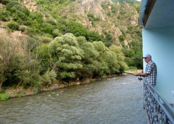 Рыбак. Алаверди. Армения. – фотографии Армении