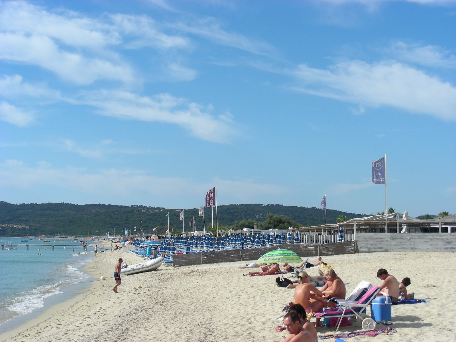 Люди на пляже в Ла-Круа-Вальмер, Франция – фотографии Франции