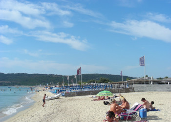 Люди на пляже в Ла-Круа-Вальмер, Франция – фотографии Франции