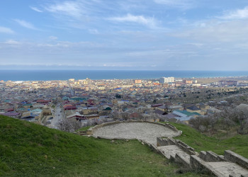 Вид сверху на город Дербент со стороны крепости – фотографии России