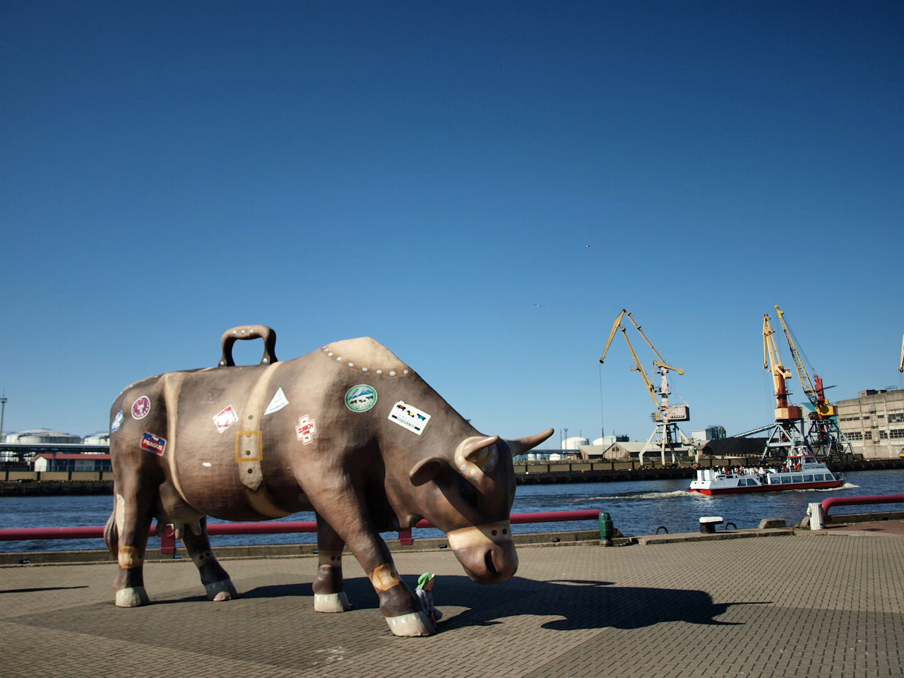Скульптура коровы в порту Вентспилса – фотографии Латвии