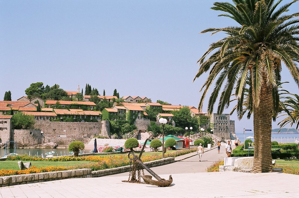 Набережная в Святой Стефан, Черногория. Фото 1 – фотографии Черногории