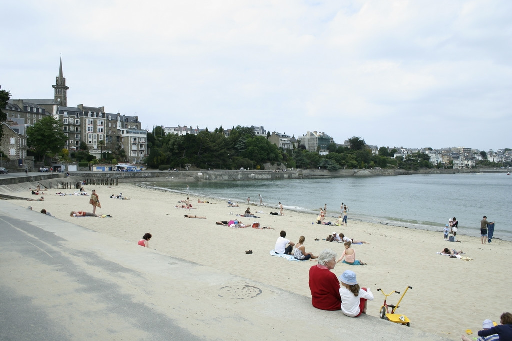 Люди на пляже в Динарде, Франция – фотографии Франции