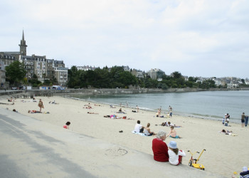 Люди на пляже в Динарде, Франция – фотографии Франции