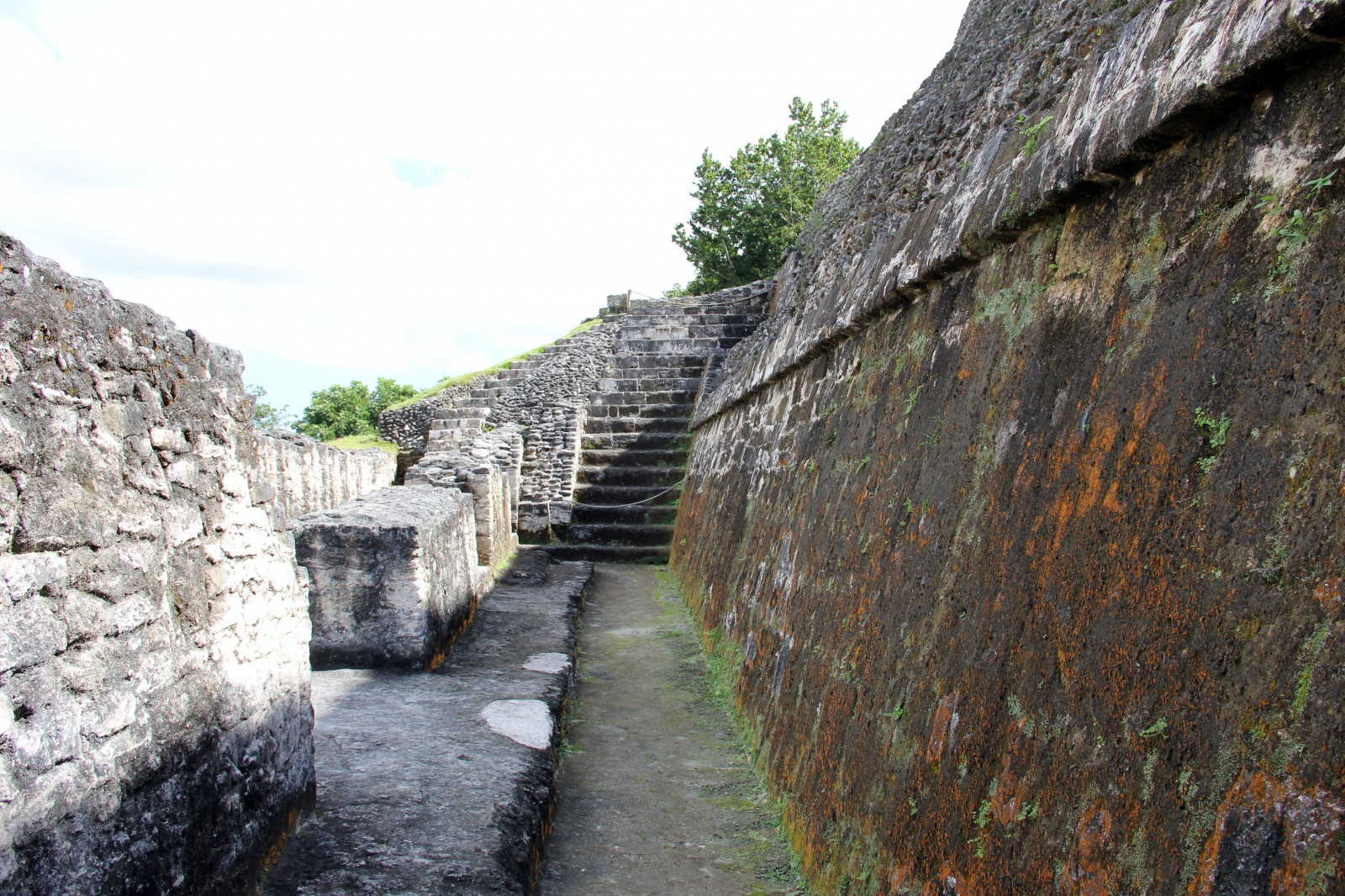 У пирамиды в Шунантунич (Белиз) – фотографии Белиза