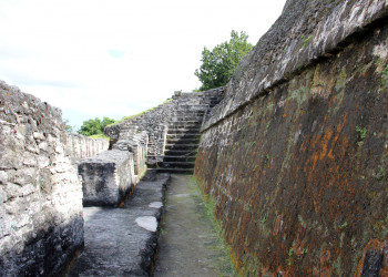 У пирамиды в Шунантунич (Белиз) – фотографии Белиза