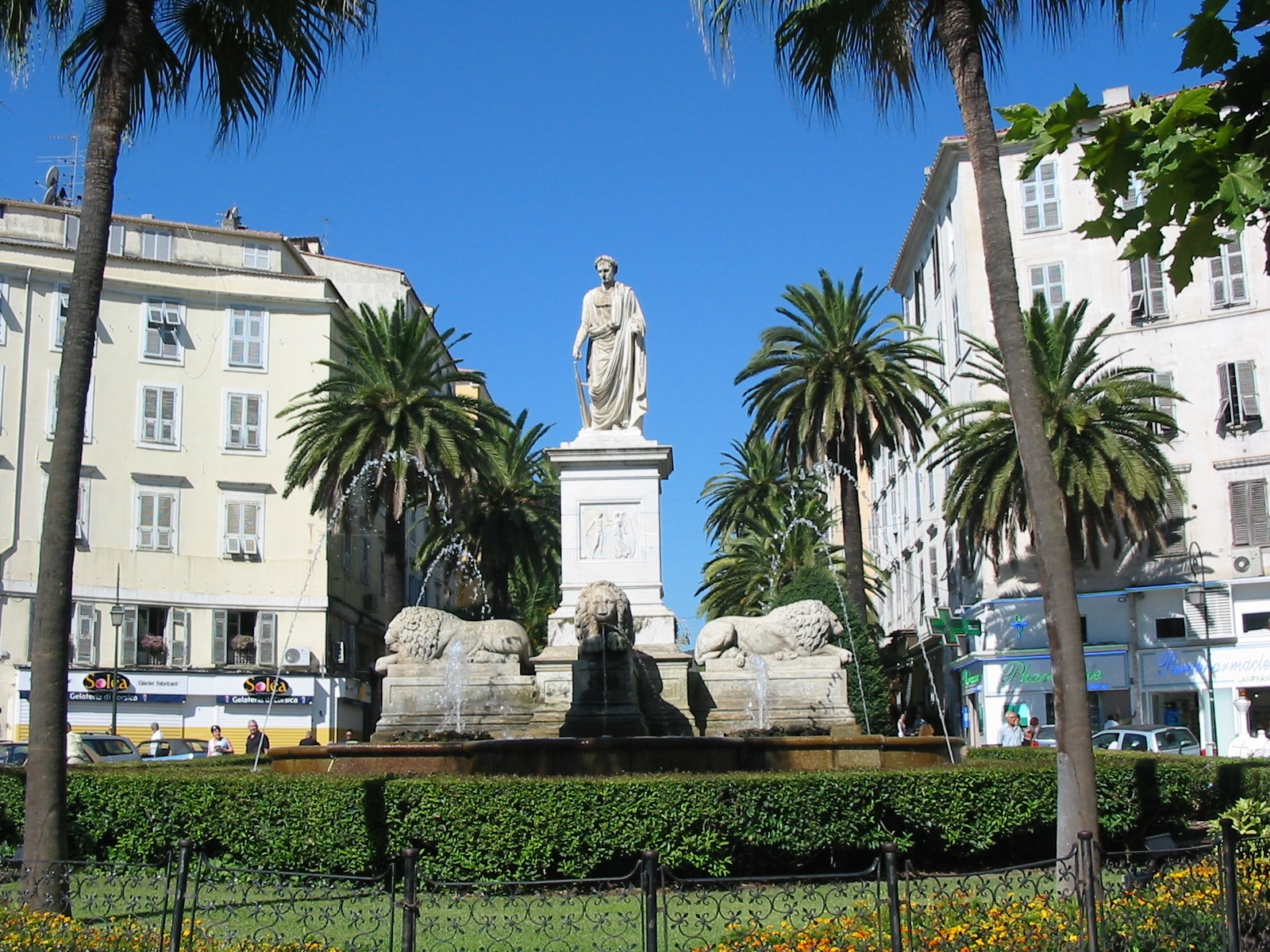 Фонтан в Аяччо, Франция. Фото 1 – фотографии Франции