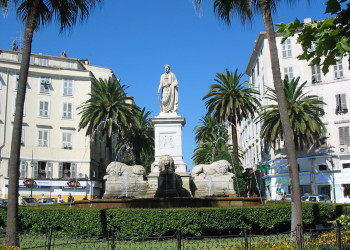 Фонтан в Аяччо, Франция. Фото 1 – фотографии Франции