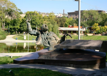 Памятник композитору Арно Бабаджаняну в Ереване, Армения. Фото 6 – фотографии Армении