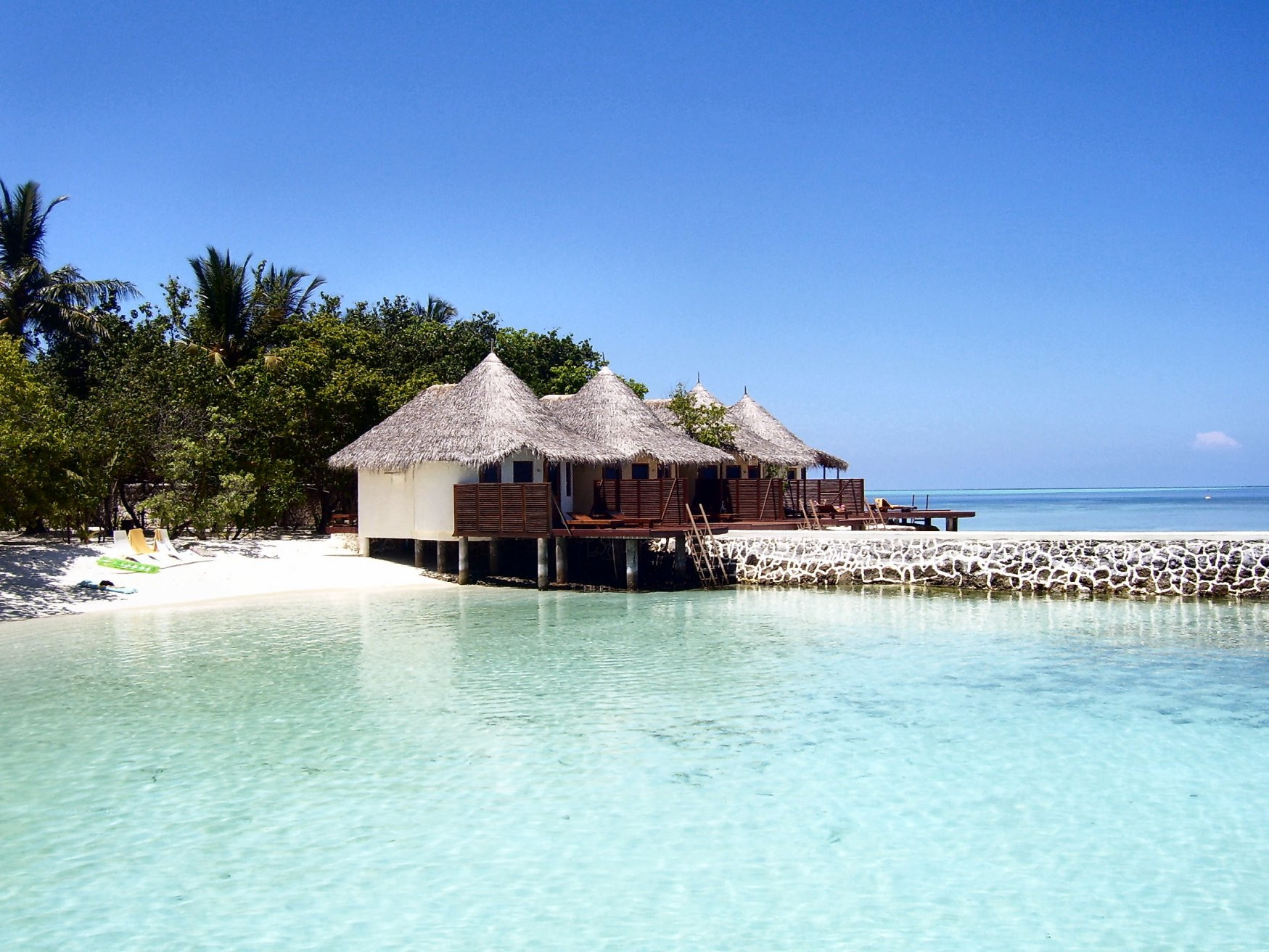 Беседки на пляже в Вааву Атолле, Мальдивы – фотографии Мальдивских островов