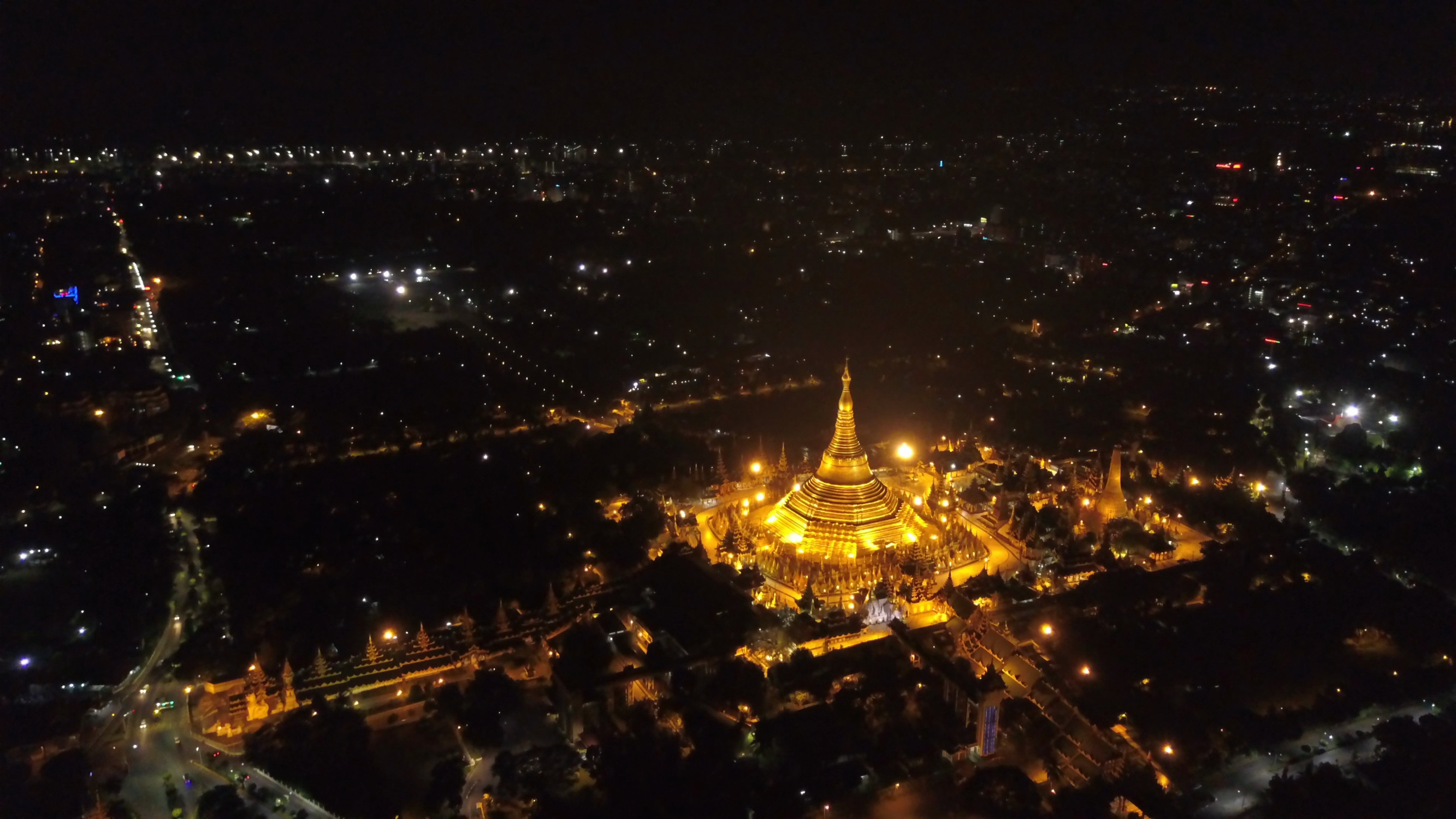 Буддистская святыня Мьянмы - пагода Шведагон в Янгоне – фотографии Мьянмы