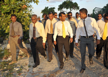 Президент Мальдив - Мохамед Нашид (в центре) – фотографии Мальдивских островов