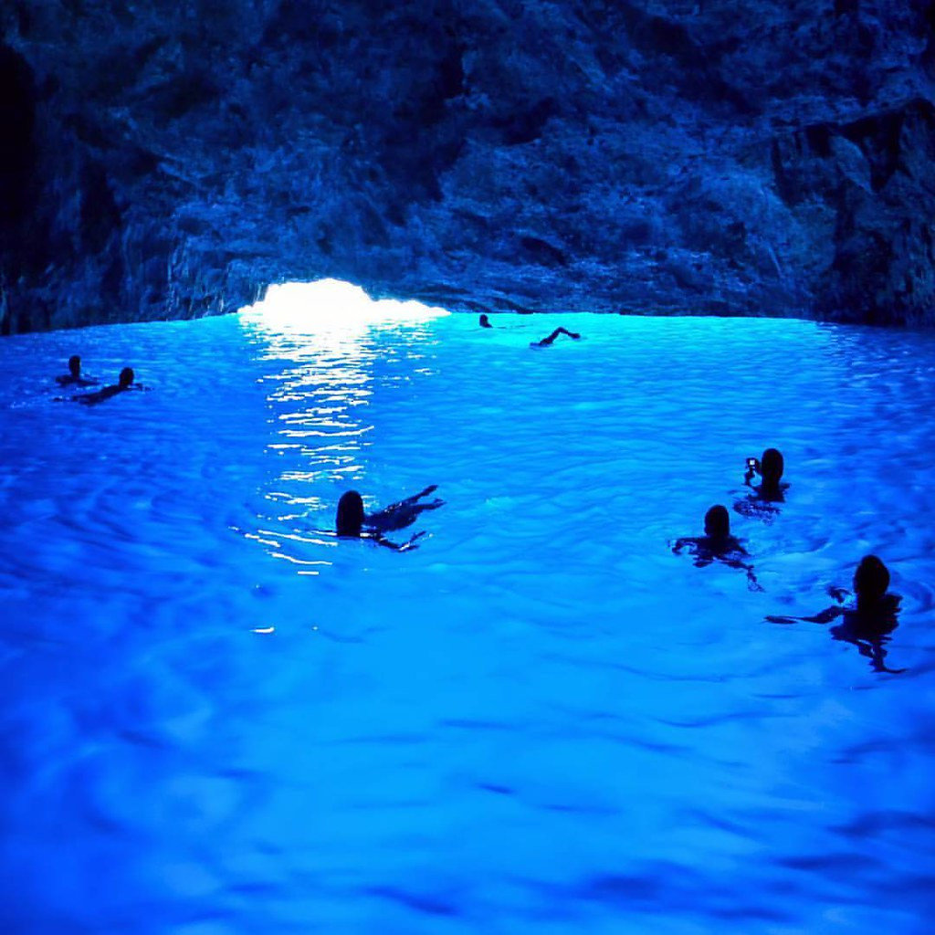 Голубая пещера — одна из десяти пещер на острове Бишево в Хорватии – фотографии Хорватии