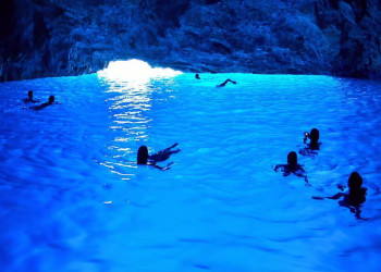 Голубая пещера — одна из десяти пещер на острове Бишево в Хорватии – фотографии Хорватии