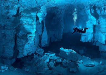 Хрустальное королевство в темноте пещеры Орда (Orda Cave), Пермский край,Россия – фотографии России