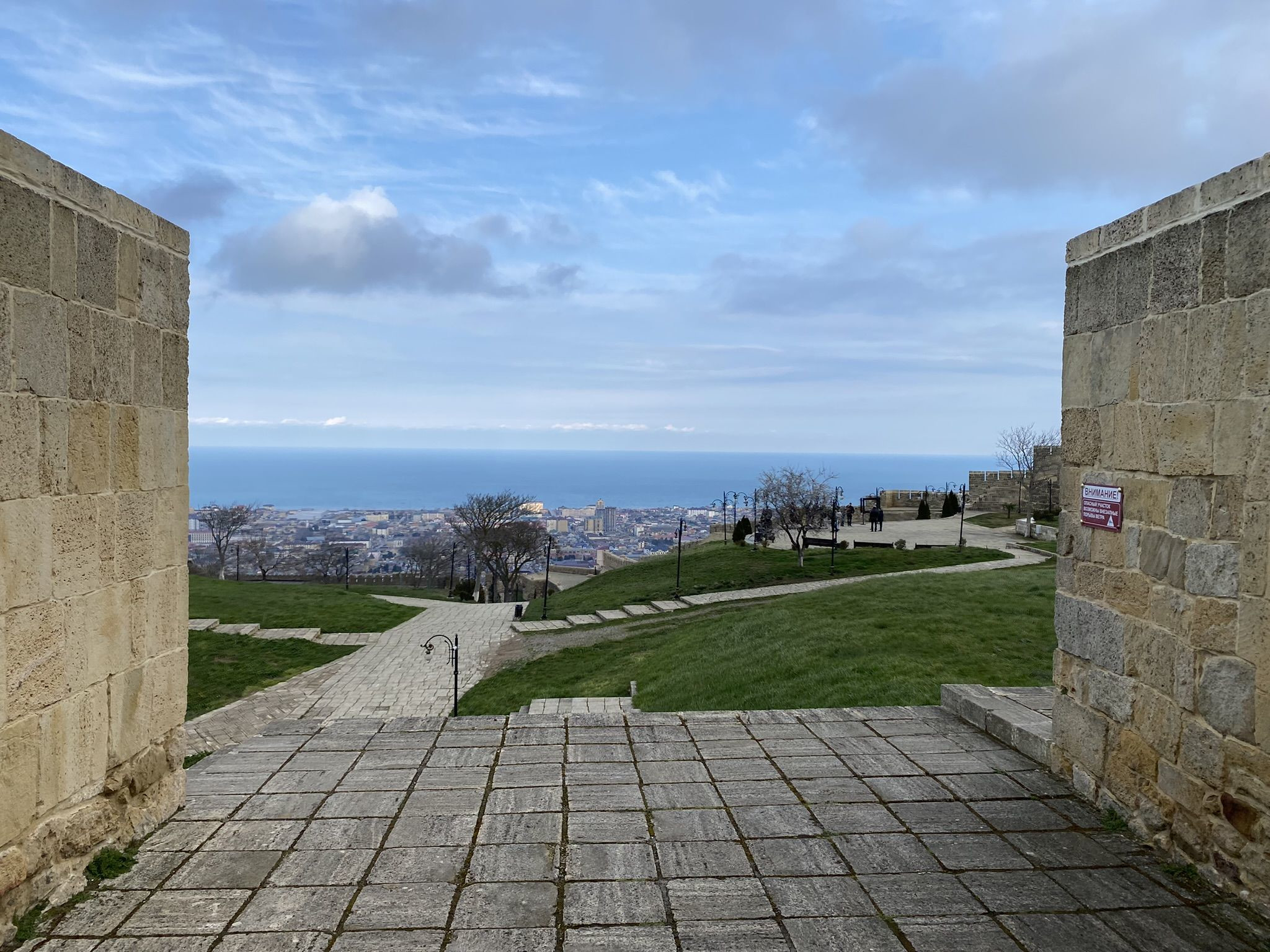 Вид с дербентской крепости Нарын-кала (Naryn-kala) – фотографии России