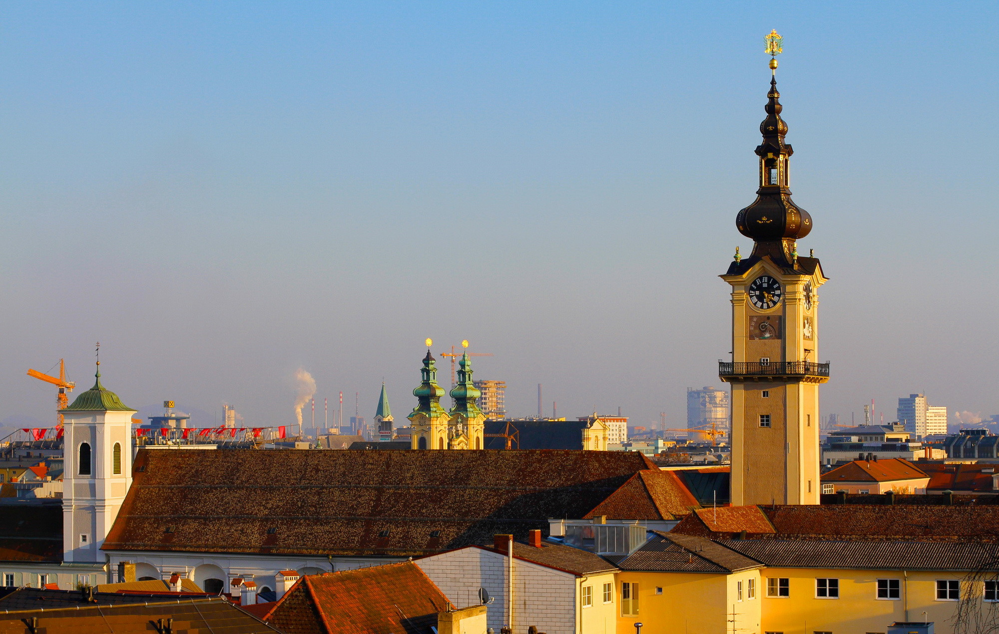 Купола церквей на фоне неба. Линц. Австрия – фотографии Австрии