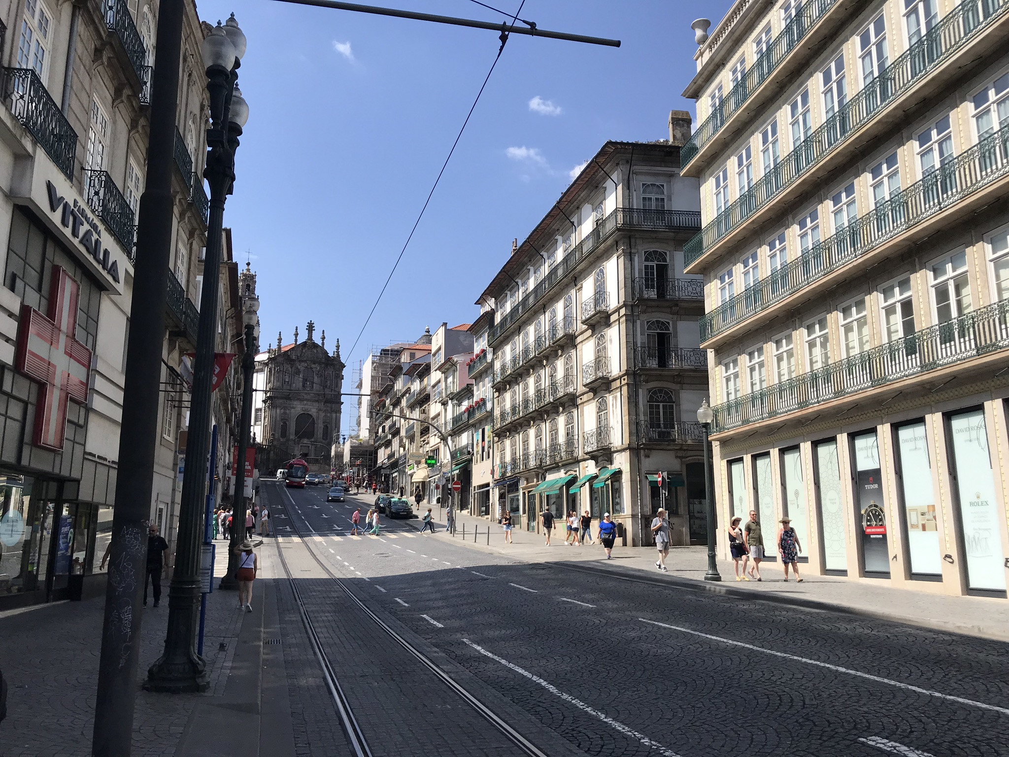 Прогулка по улице к церкви Igreja dos Clerigos, Порту – фотографии Португалии