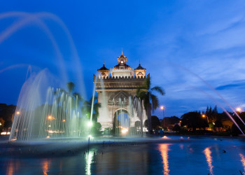 Патусай ночью. Парк в Вьентьяне. Лаос – фотографии Лаоса