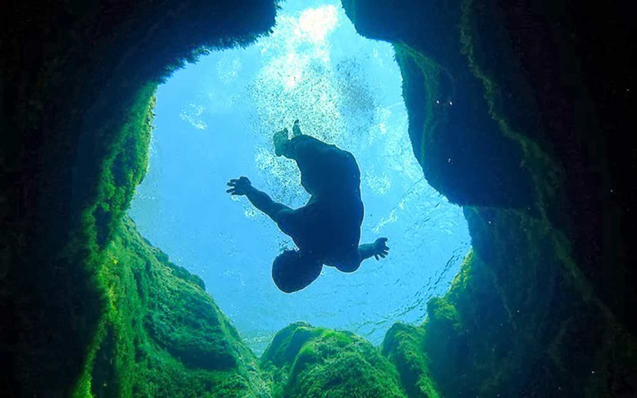 Колодец Иакова (Jacob's Well) находится в 5 км на северо-запад от города Уимберли, штат Техас, США – фотографии США