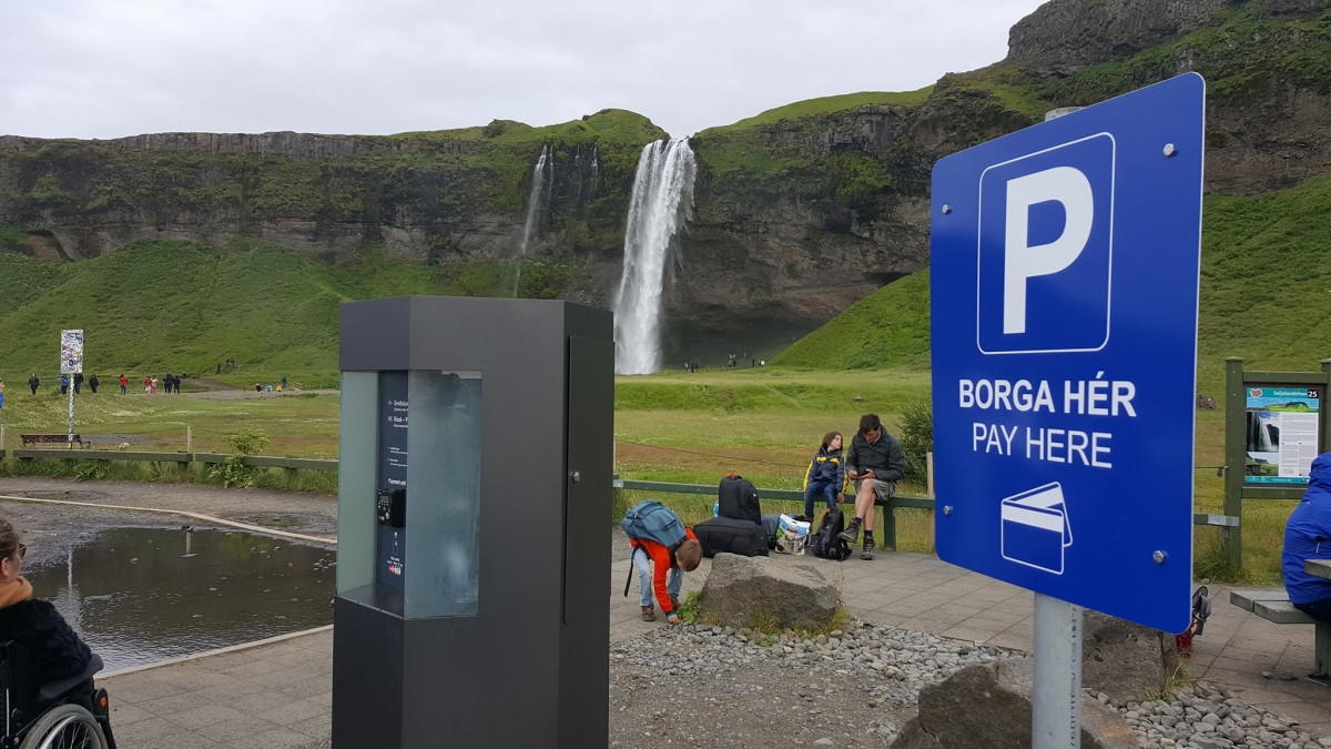 Сельяландсфосс (Seljalandsfoss) в Исландии – фотографии Исландии