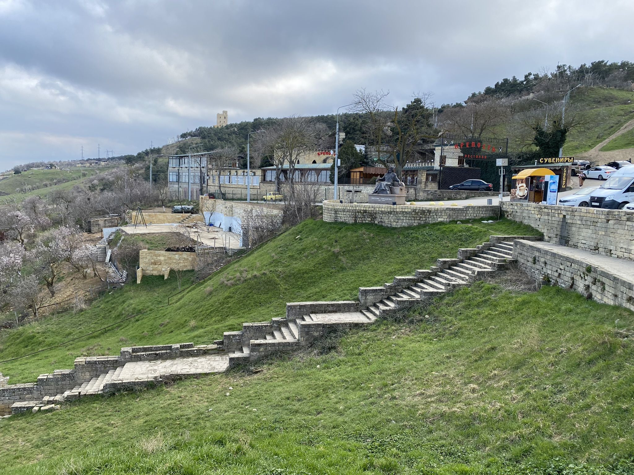 Вид на памятник классику персидской поэзии Низами Гянджеви – фотографии России