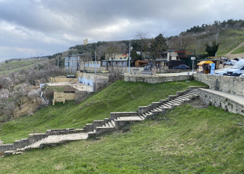 Вид на памятник классику персидской поэзии Низами Гянджеви – фотографии России