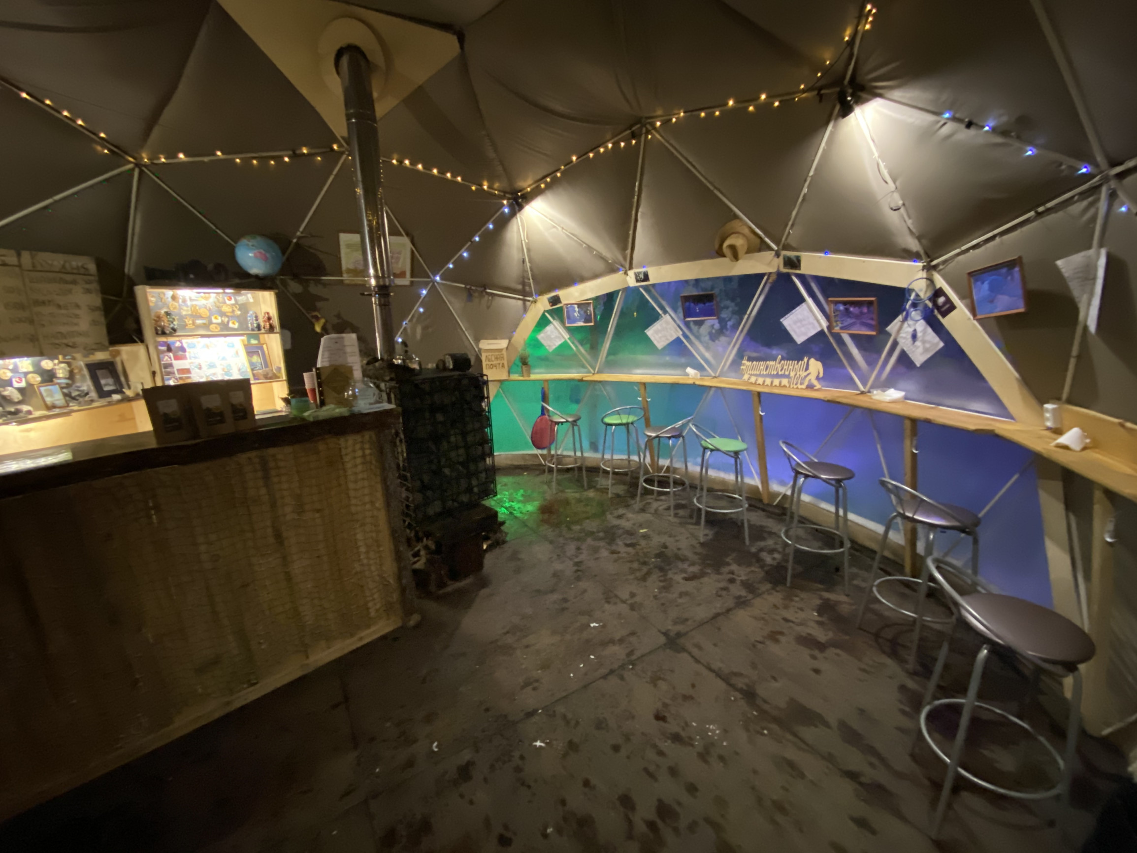 Внутри кафе в «Таинственном лесу», город Кировск – фотографии России