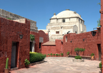 Архитектура монастыря Санта-Каталина, Арекипа, Перу – фотографии Перу