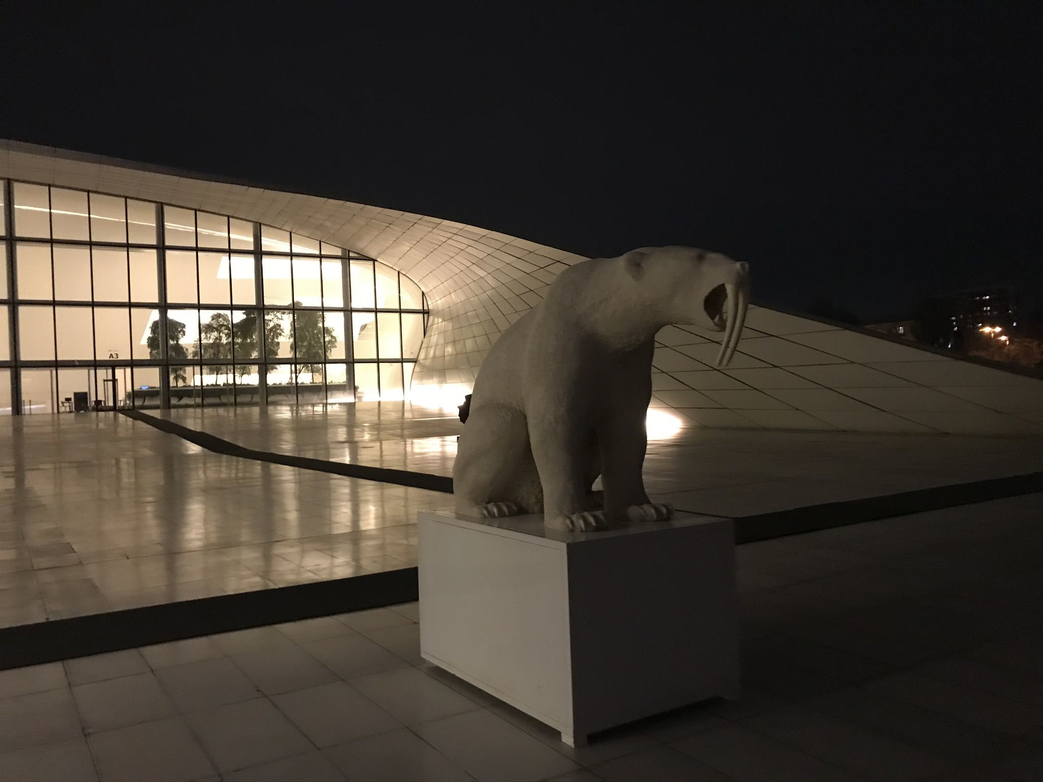 Культурный центр Гейдара Алиева, скульптура медведя – фотографии Азербайджана