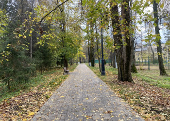 Парк у набережной Волги в Дубне – фотографии России