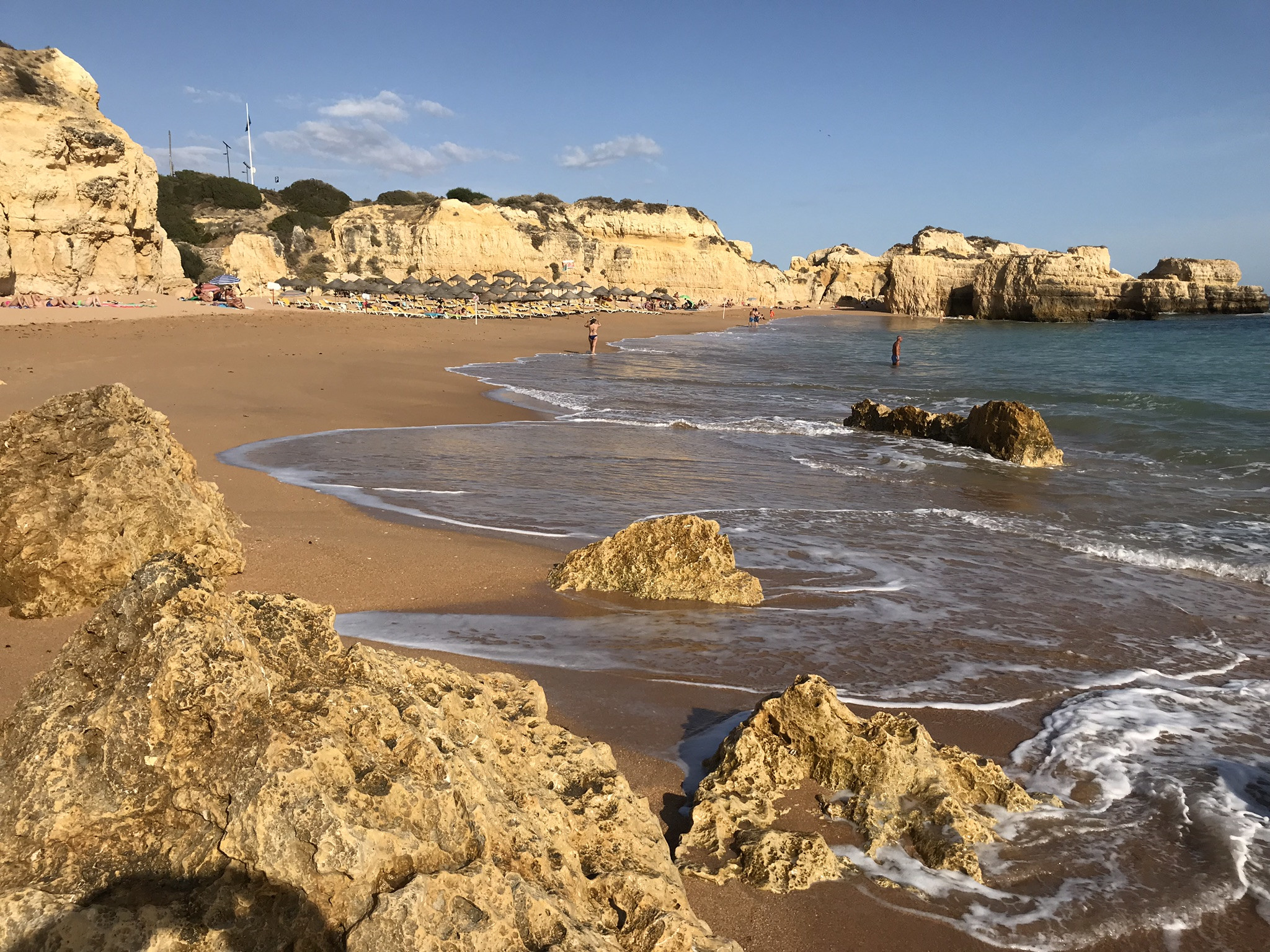 Пляж Кастело (Praia do Castelo) в 7,5 км Албуфейры, Португалия – фотографии Португалии