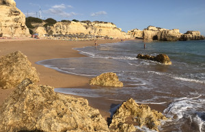 Пляж Кастело (Praia do Castelo) в 7,5 км Албуфейры, Португалия – фотографии Португалии