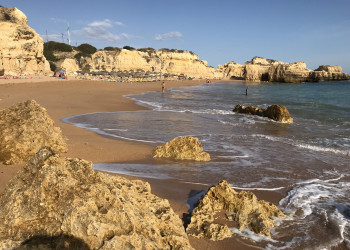 Пляж Кастело (Praia do Castelo) в 7,5 км Албуфейры, Португалия – фотографии Португалии