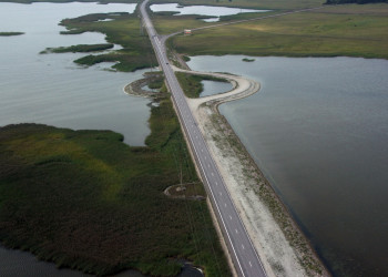 Дамба, соединяющая остров Сааремаа с островом Муху – фотографии Эстонии