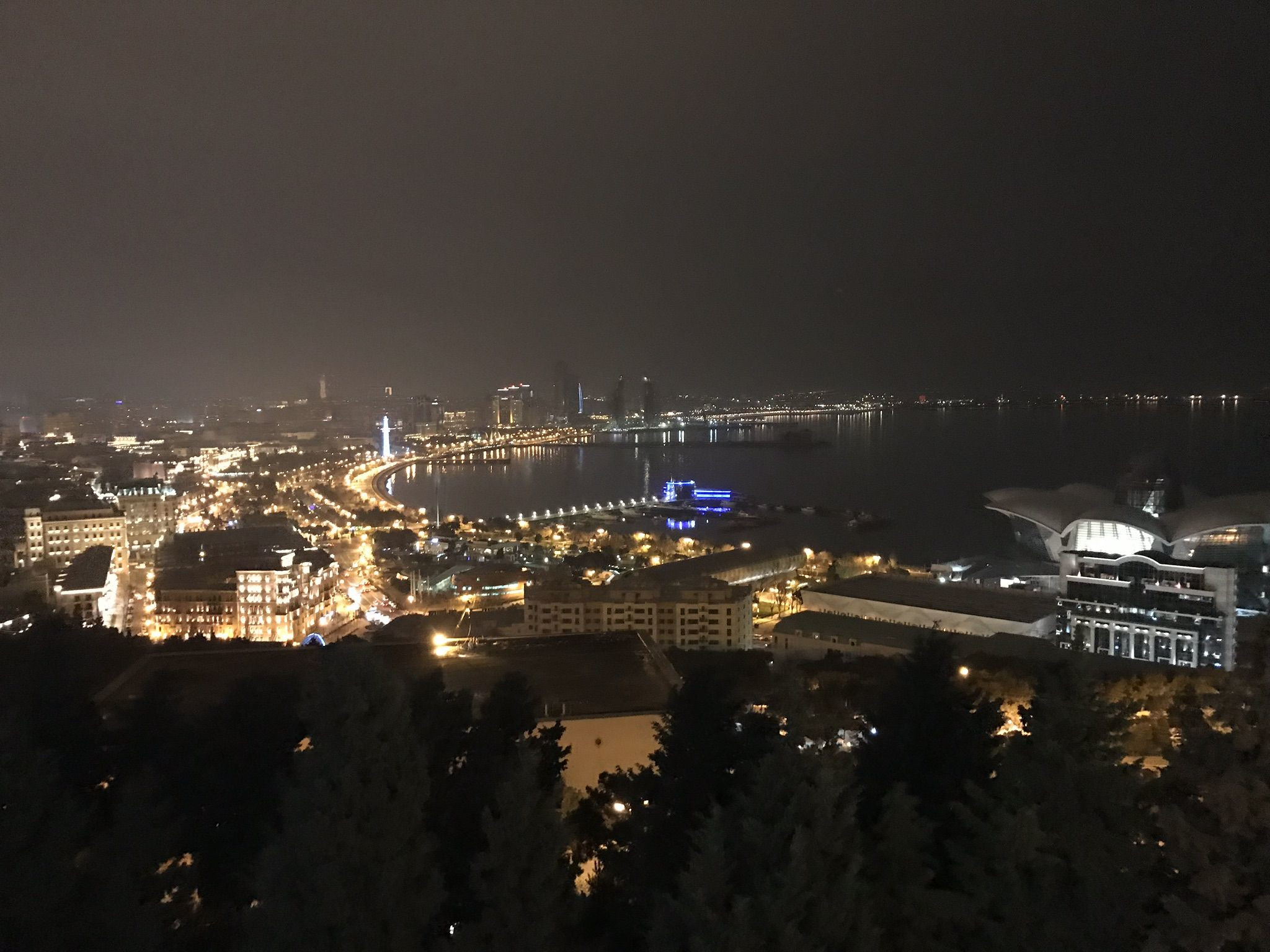 Вид на ночной Приморский бульвар в Баку – фотографии Азербайджана