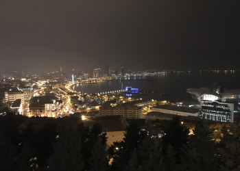 Вид на ночной Приморский бульвар в Баку – фотографии Азербайджана