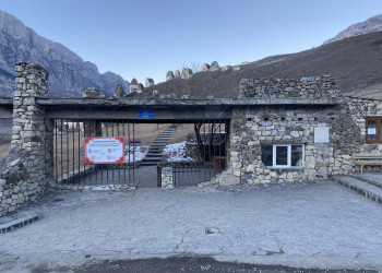 Главный вход в город мёртвых Даргавс, Северная Осетия – фотографии России